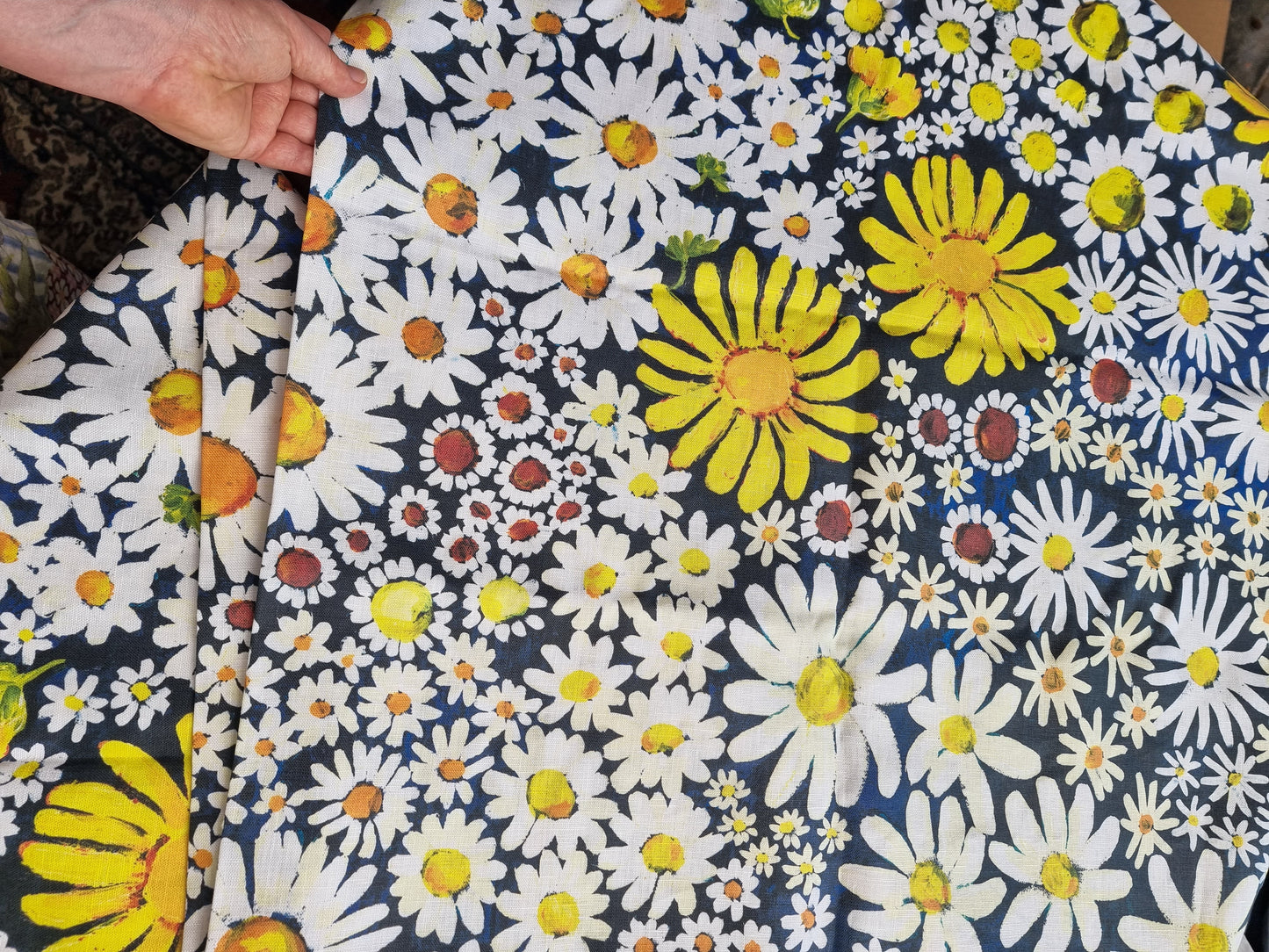 Daisy Days ~ 100% Linen Tablecloth